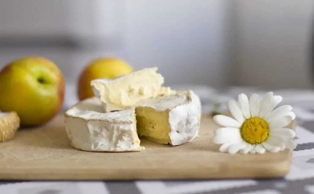 camembert on serving board for vinho verde pairing